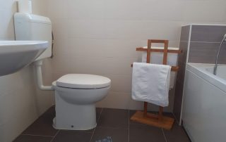 Large apartment - bathroom, first floor